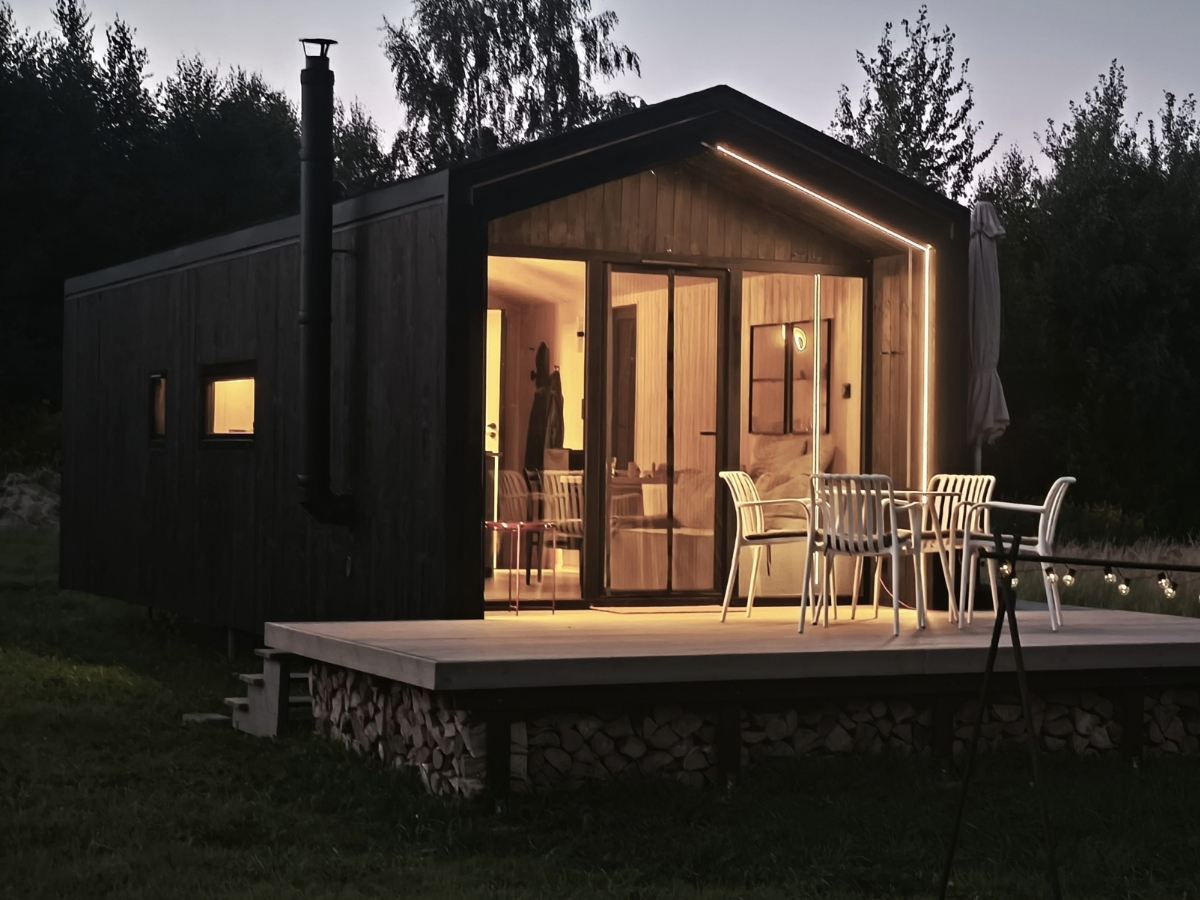 Nasz Tiny House wieczorem – autorski projekt małego domku MEETRÓWKI