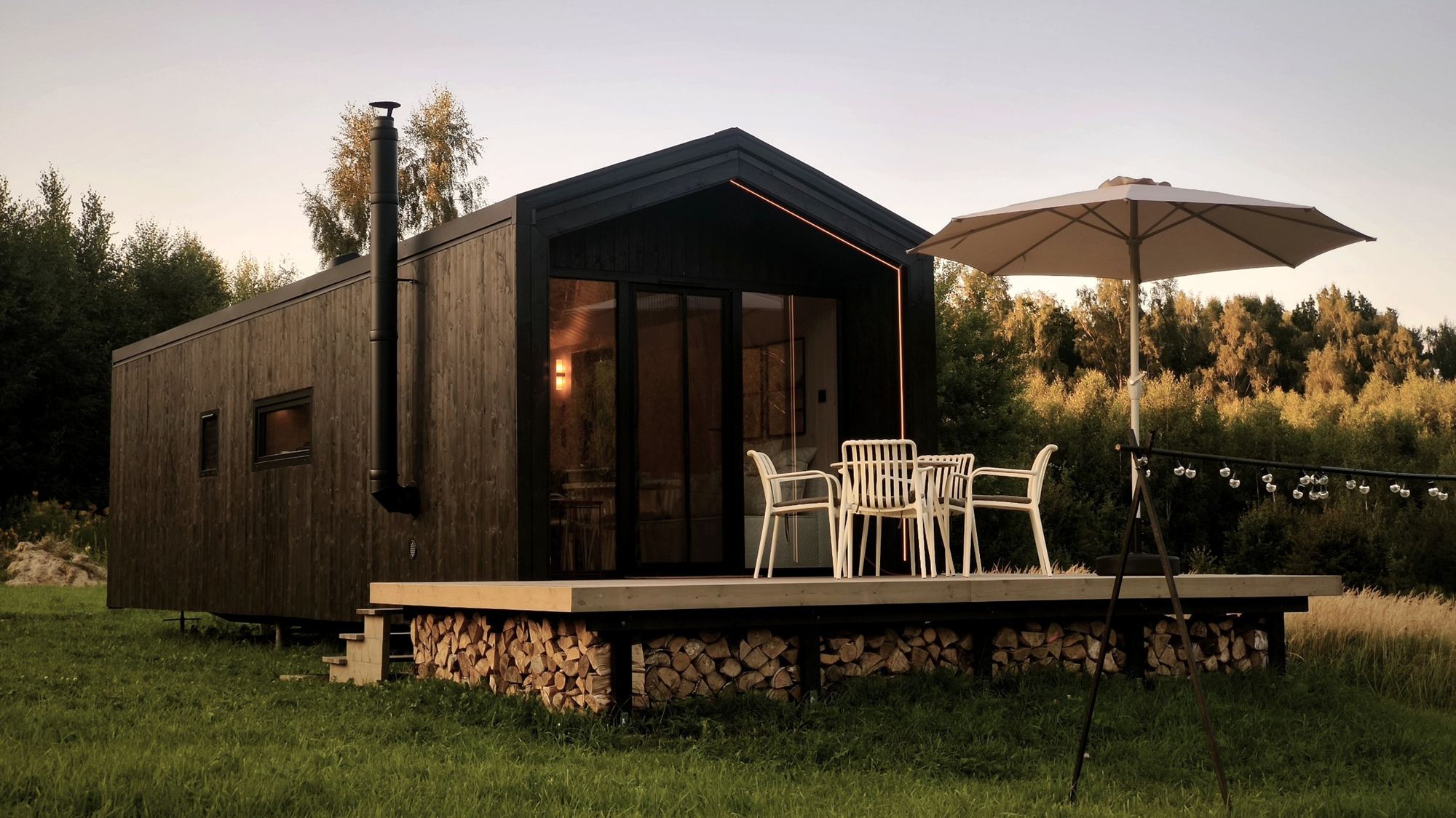 Tiny House – cały mały domek z tarasem i parasolem, realizacja 2026