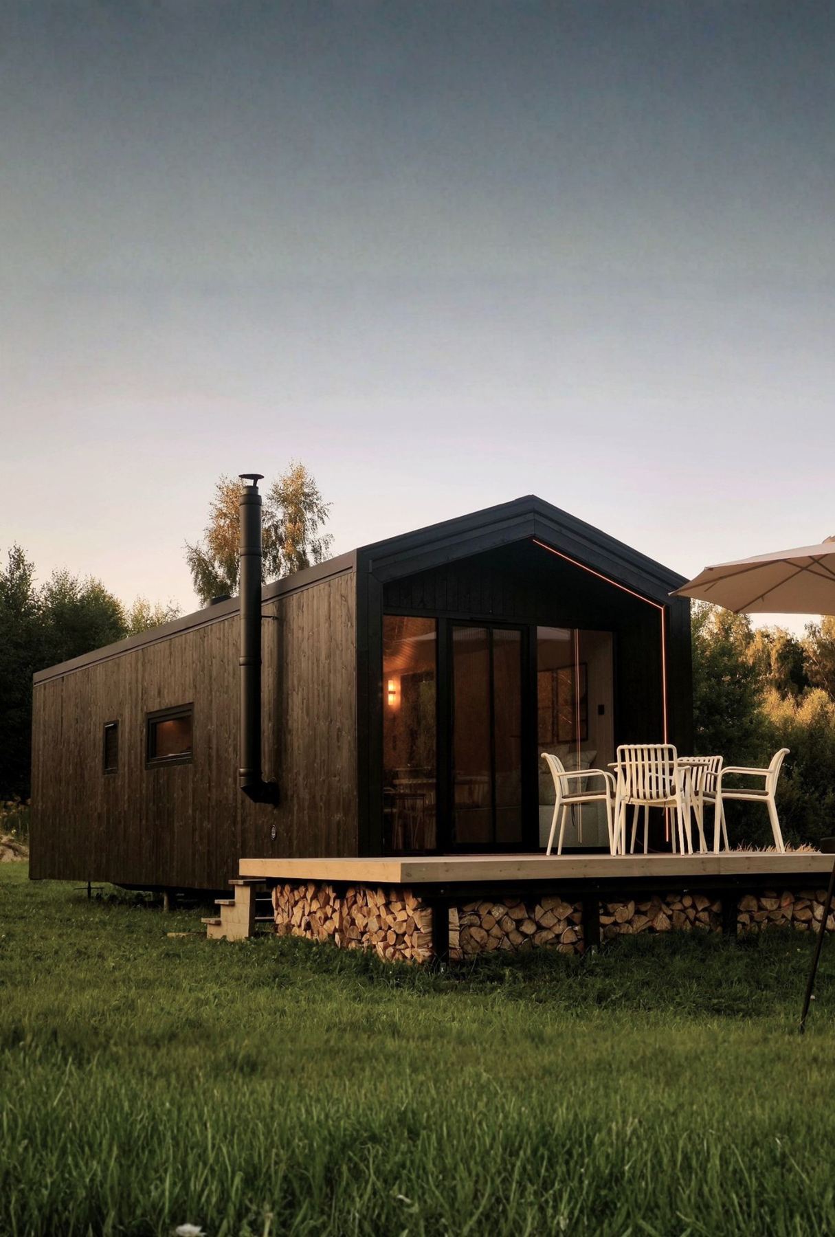 Tiny House z tarasem o zmierzchu – projekt Tiny House MEETRÓWKA